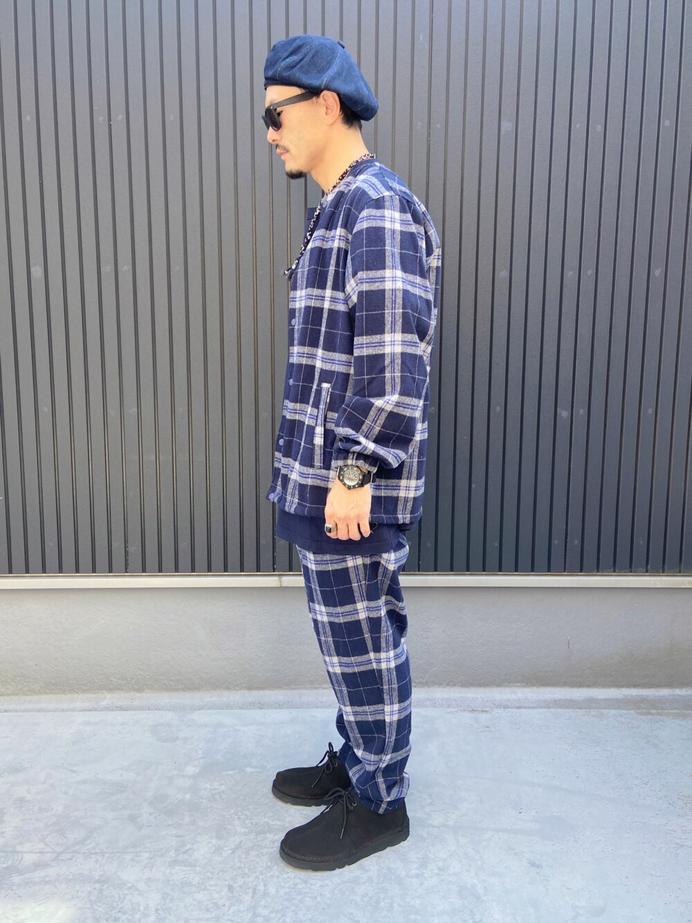 その他のジャケット/アウター、ブルー系のTシャツ/カットソー、その他のパンツを着用したメンズの秋コーディネートの2枚目の写真