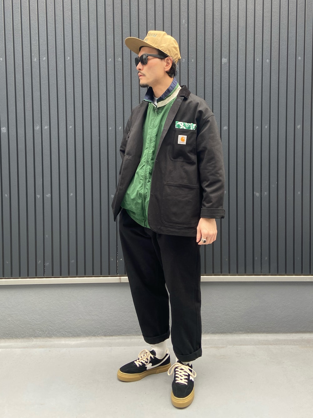 ブラック系のジャケット/アウター、グリーン系のナイロンジャケット、ブラック系のパンツを着用したメンズの春コーディネートの3枚目の写真