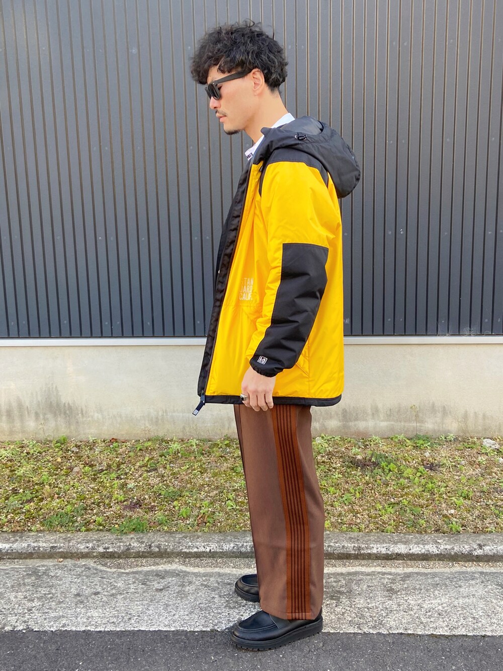 イエロー系のジャケット/アウター、ブラック系のシャツ/ブラウス、ホワイト系のTシャツ/カットソーを着用したメンズの冬コーディネートの2枚目の写真