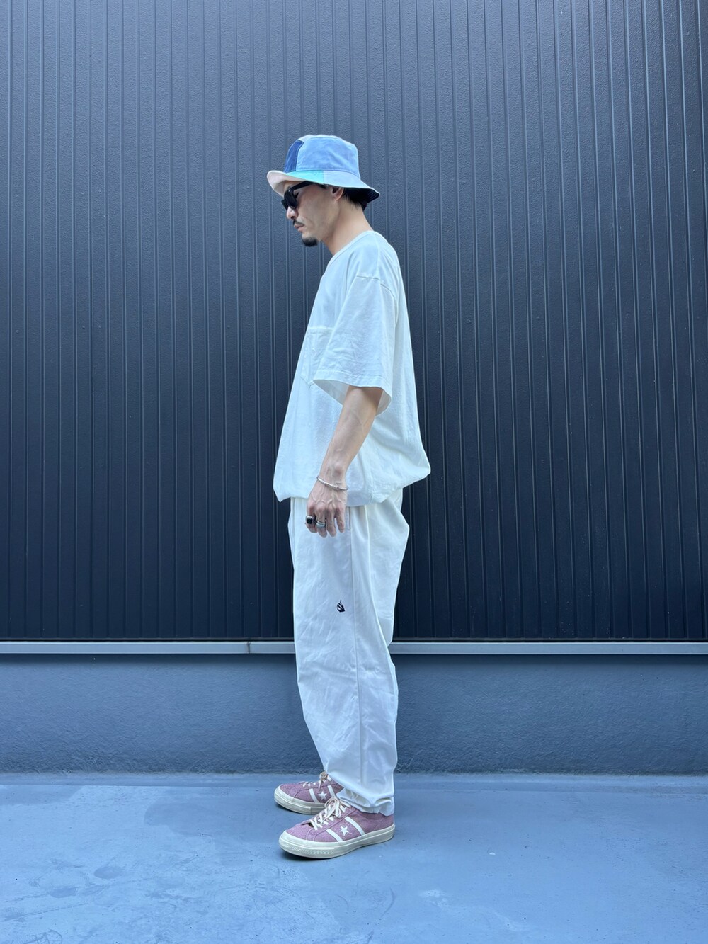 ホワイト系のその他パンツ、ホワイト系のTシャツ/カットソー、ピンク系のスニーカーを着用したメンズの夏コーディネートの2枚目の写真