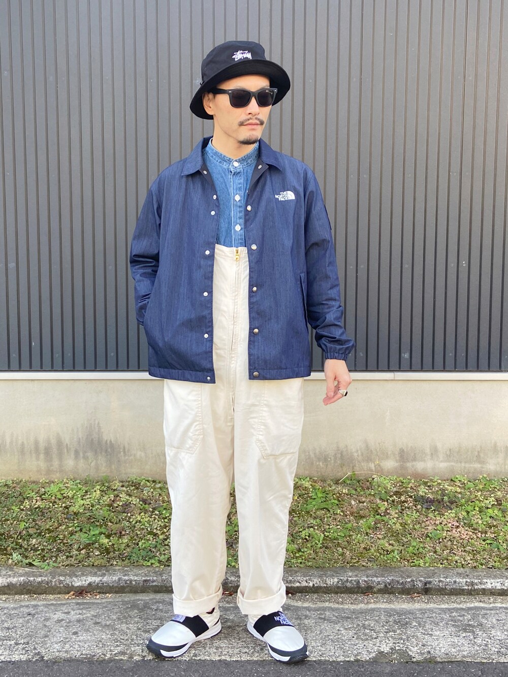 ブルー系のブルゾン、ブルー系のシャツ/ブラウス、ホワイト系のサロペット/オーバーオールを着用したメンズの秋コーディネートの3枚目の写真