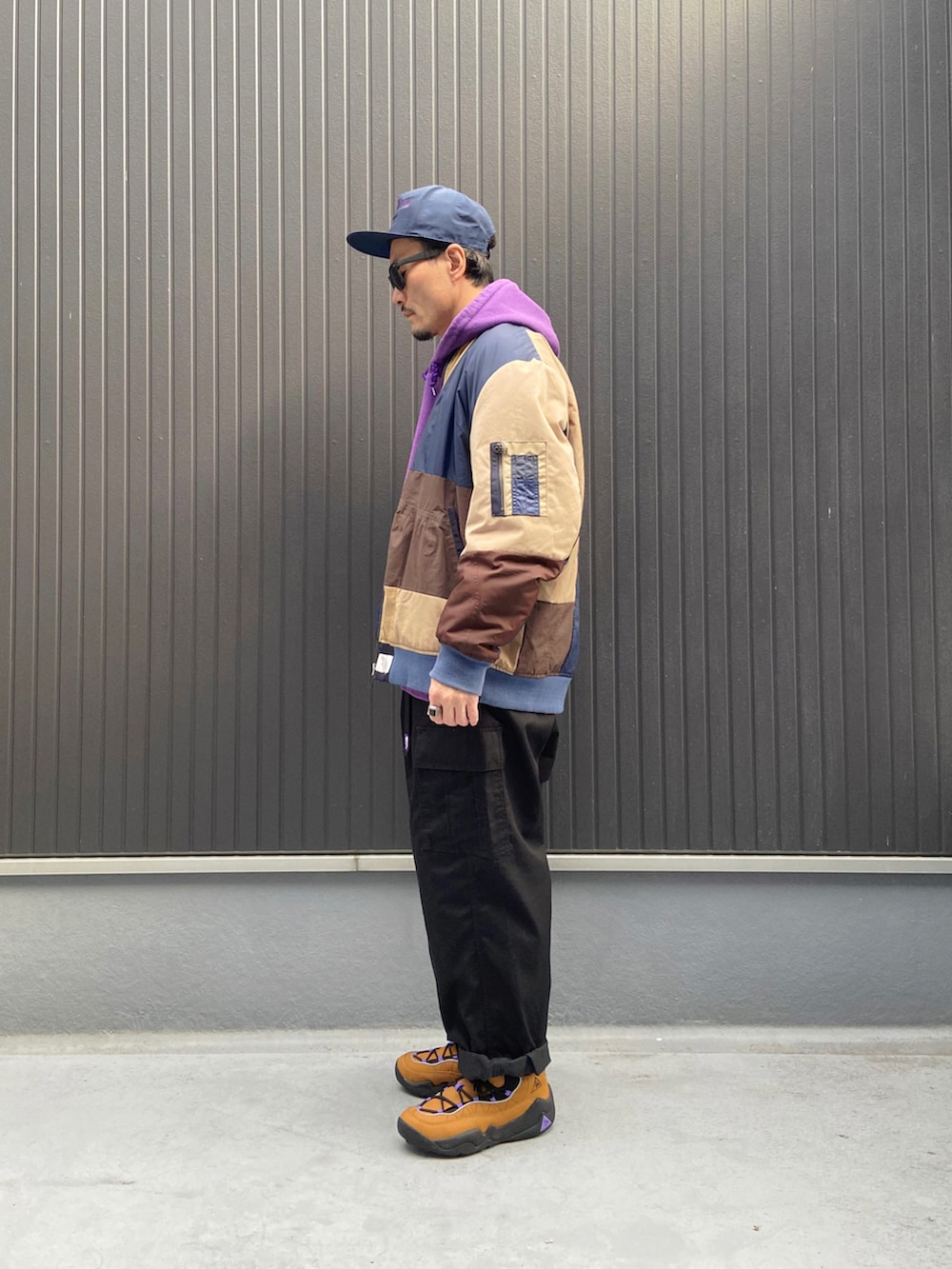 その他のジャケット/アウター、パープル系のパーカー、グレー系のTシャツ/カットソーを着用したメンズの冬コーディネートの2枚目の写真