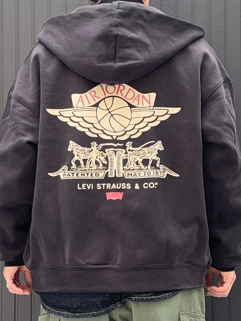 ブラック系のパーカー、ブラック系のパーカー、ブルー系のシャツ/ブラウスを着用したメンズの春コーディネートの4枚目の写真