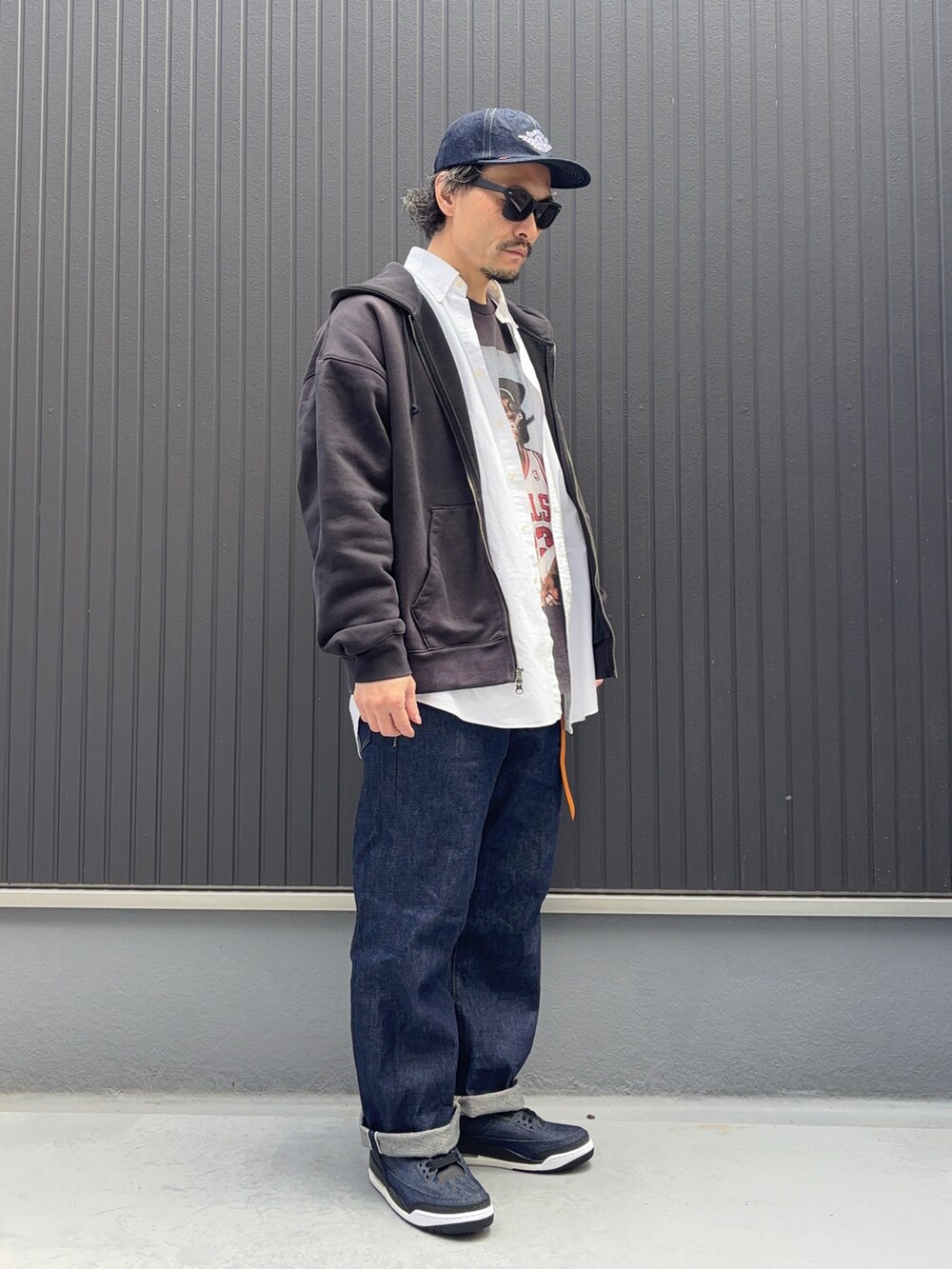 ブラック系のTシャツ/カットソー、ブラック系のパーカー、ブラック系のパーカーを着用したメンズの春コーディネートの3枚目の写真