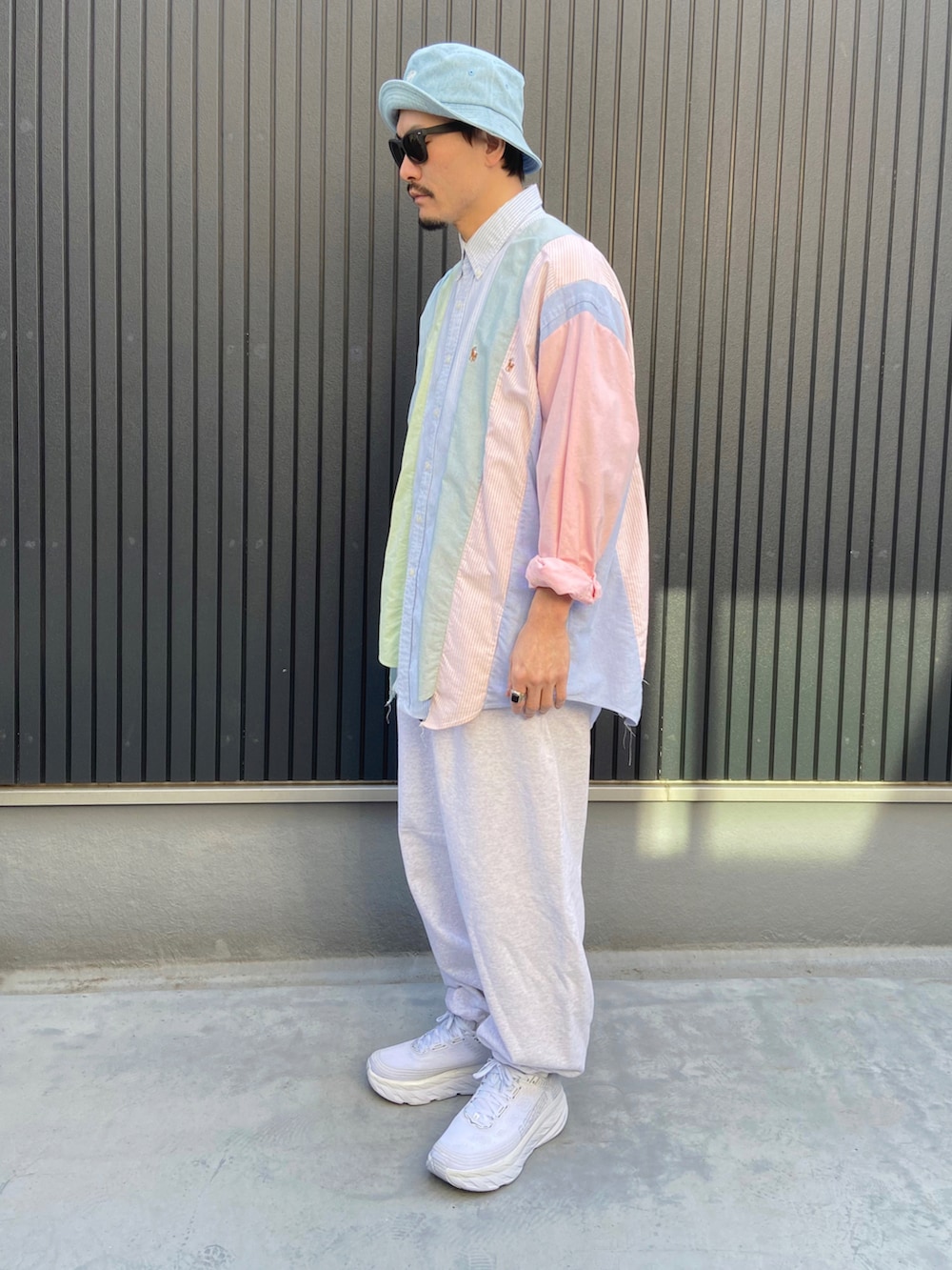 その他のシャツ/ブラウス、グレー系のスウェットパンツ、ホワイト系のスニーカーを着用したメンズの春コーディネートの3枚目の写真