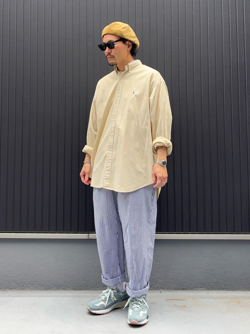 ベージュ系のシャツ/ブラウス、その他のパンツ、グレー系のスニーカーを着用したメンズの夏コーディネートの3枚目の写真