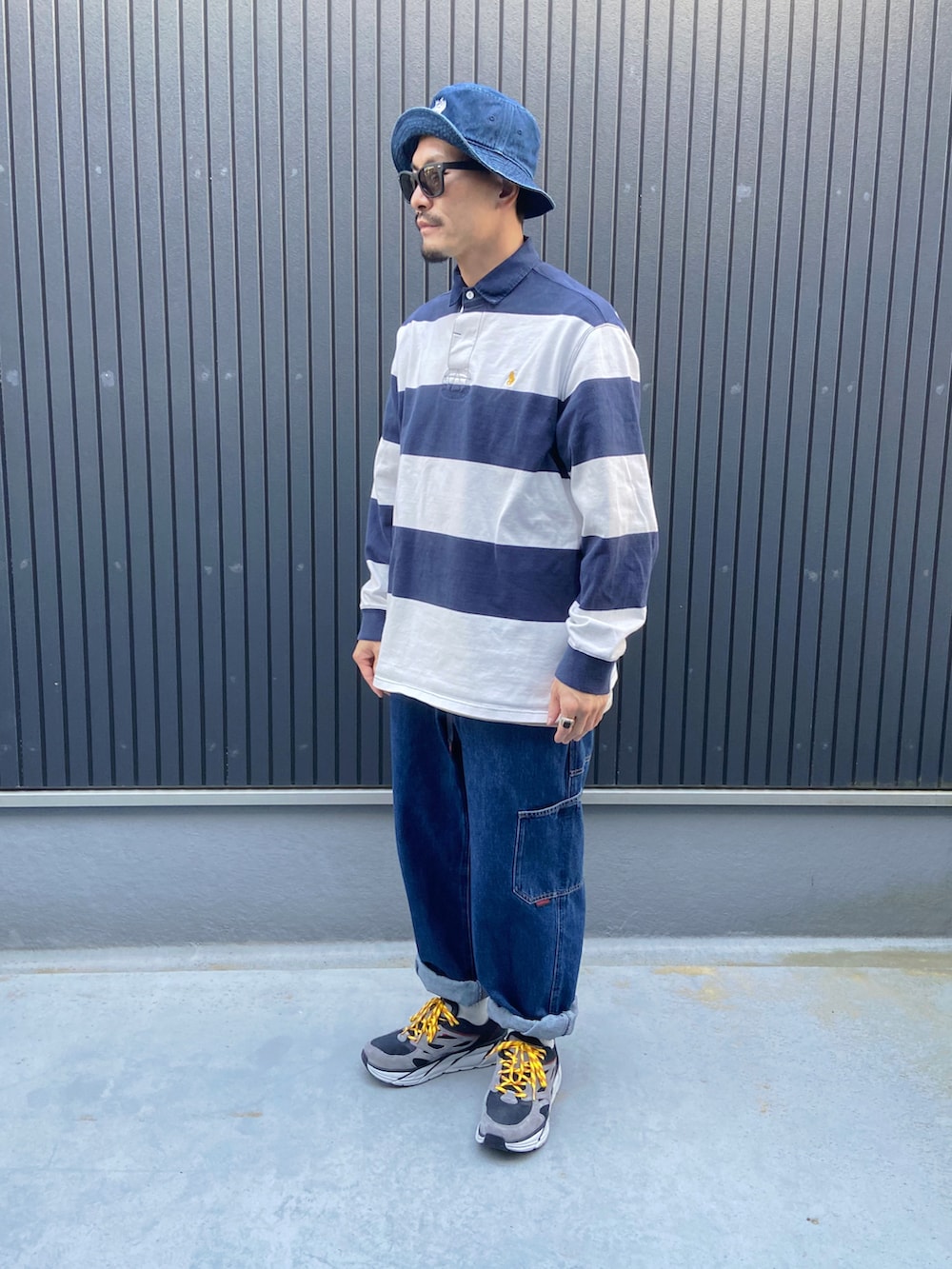 その他のトップス、ブルー系のデニムパンツ、その他のスニーカーを着用したメンズの春コーディネートの3枚目の写真