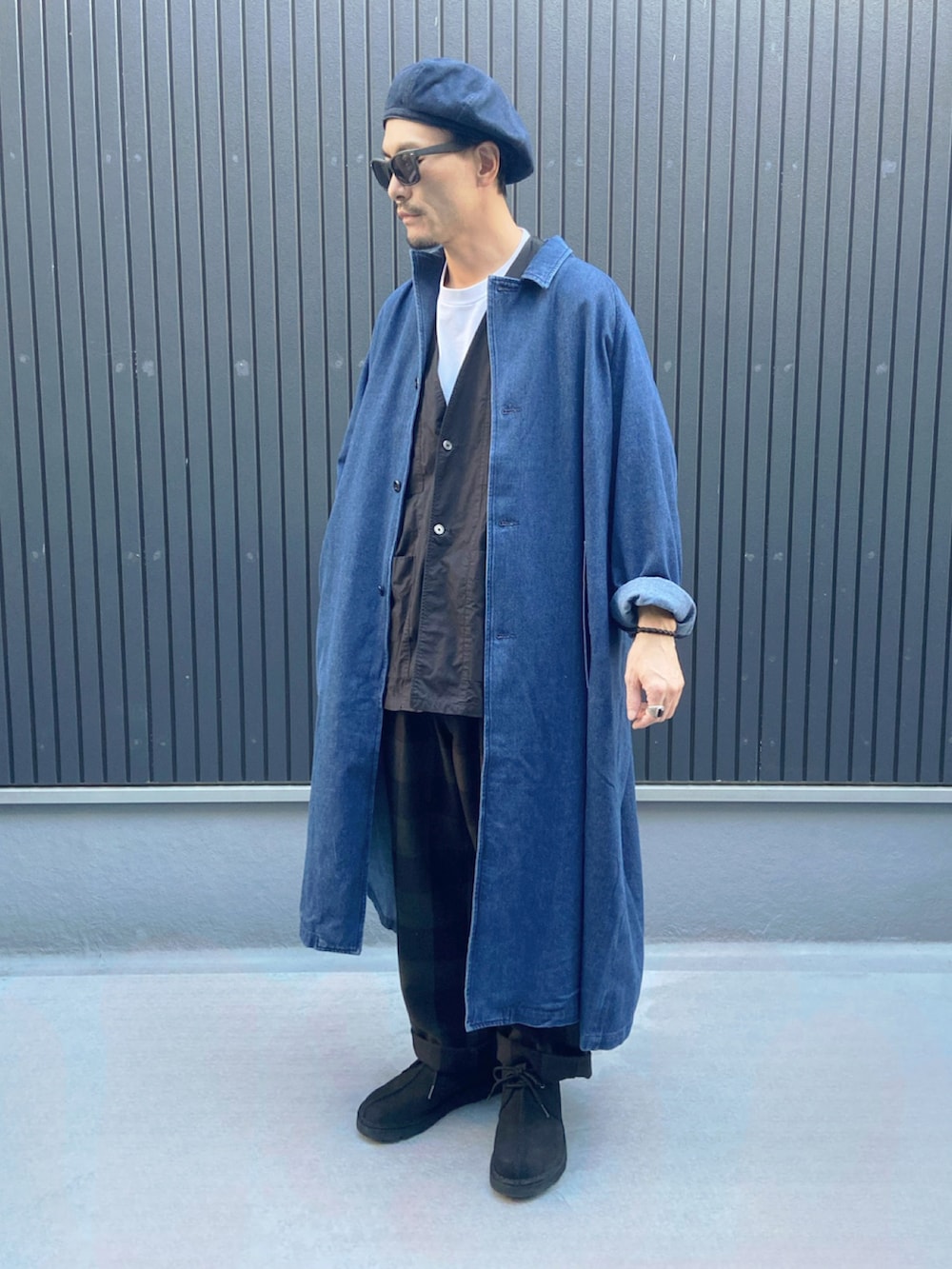 ブルー系のジャケット/アウター、ブラック系のベスト、ホワイト系のTシャツ/カットソーを着用したメンズの秋コーディネートの3枚目の写真