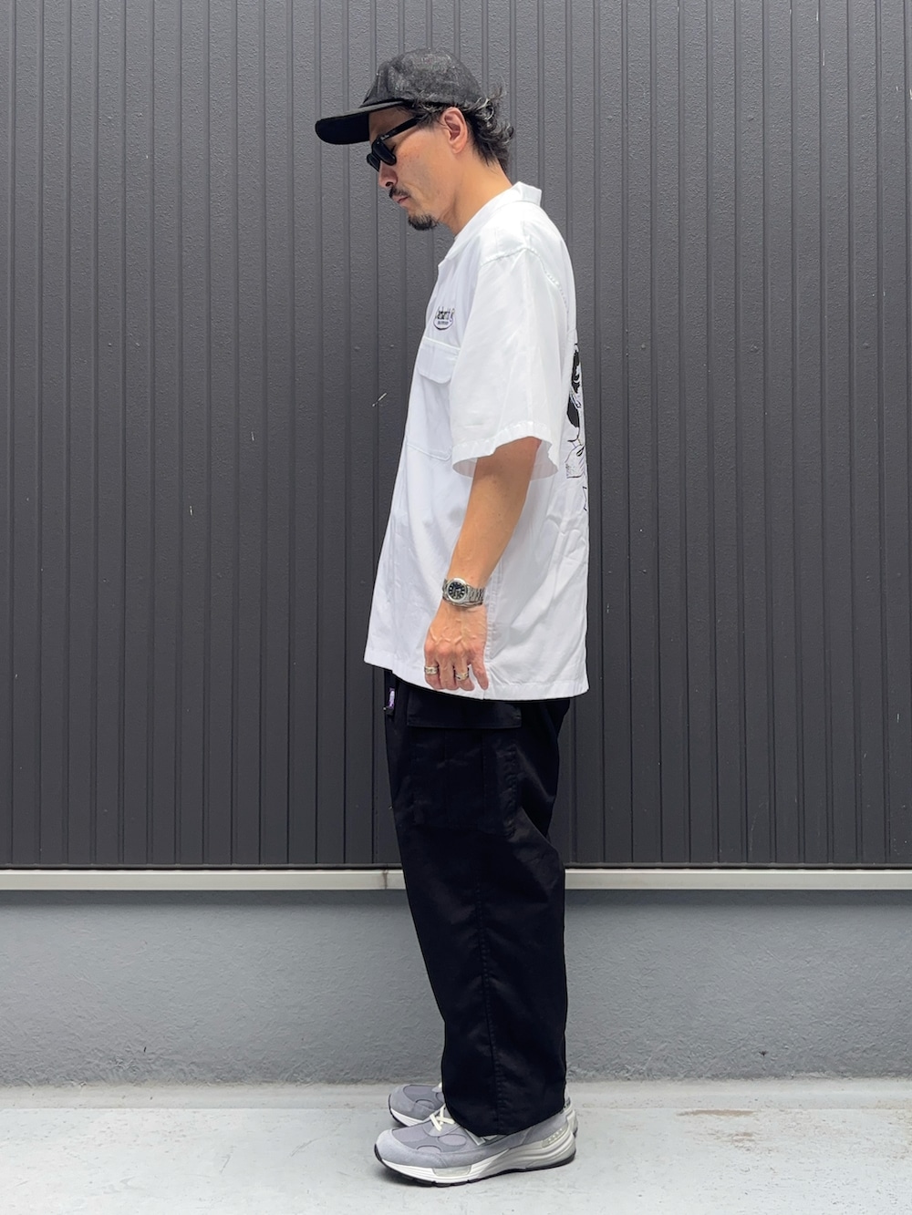 ホワイト系のシャツ/ブラウス、ホワイト系のTシャツ/カットソー、ブラック系のカーゴパンツを着用したメンズの秋コーディネートの2枚目の写真