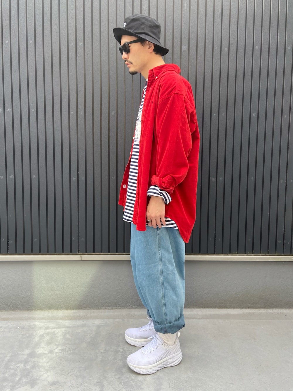 レッド系のシャツ/ブラウス、その他のTシャツ/カットソー、ブルー系のデニムパンツを着用したメンズの春コーディネートの2枚目の写真