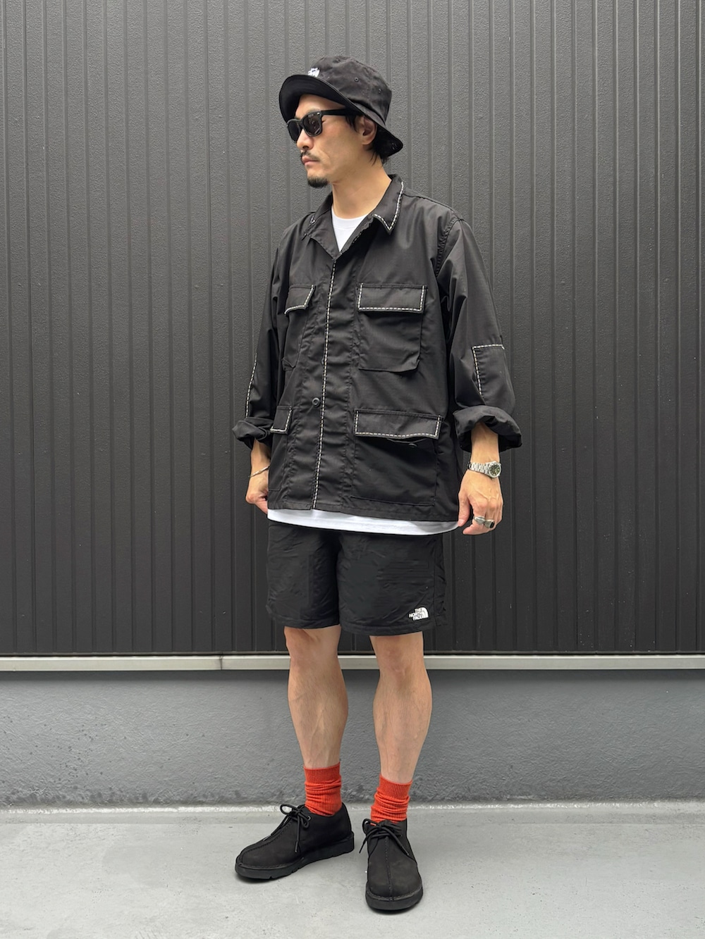 ブラック系のジャケット/アウター、ホワイト系のTシャツ/カットソー、ブラック系のその他パンツを着用したメンズの秋コーディネートの3枚目の写真