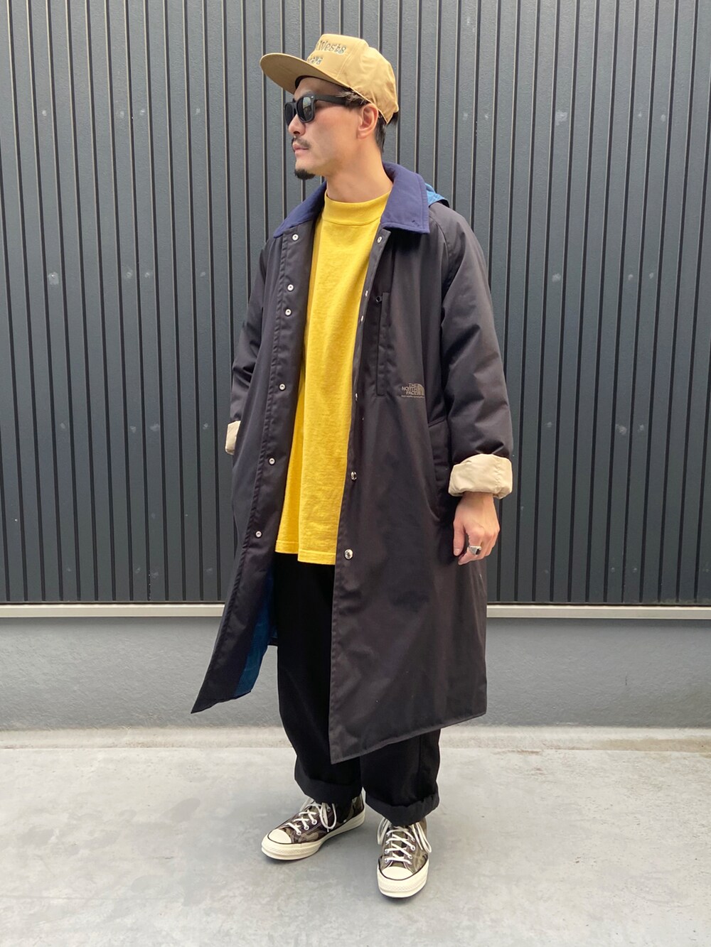 ブルー系のジャケット/アウター、イエロー系のトップス、ブラック系のカーゴパンツを着用したメンズの冬コーディネートの3枚目の写真