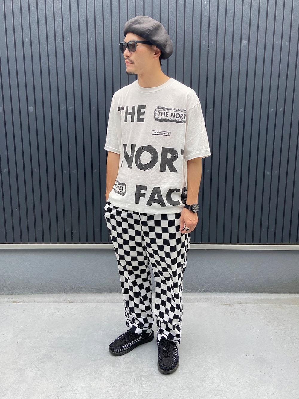 ホワイト系のTシャツ/カットソー、その他のその他パンツ、ブラック系のサンダルを着用したメンズの夏コーディネートの3枚目の写真