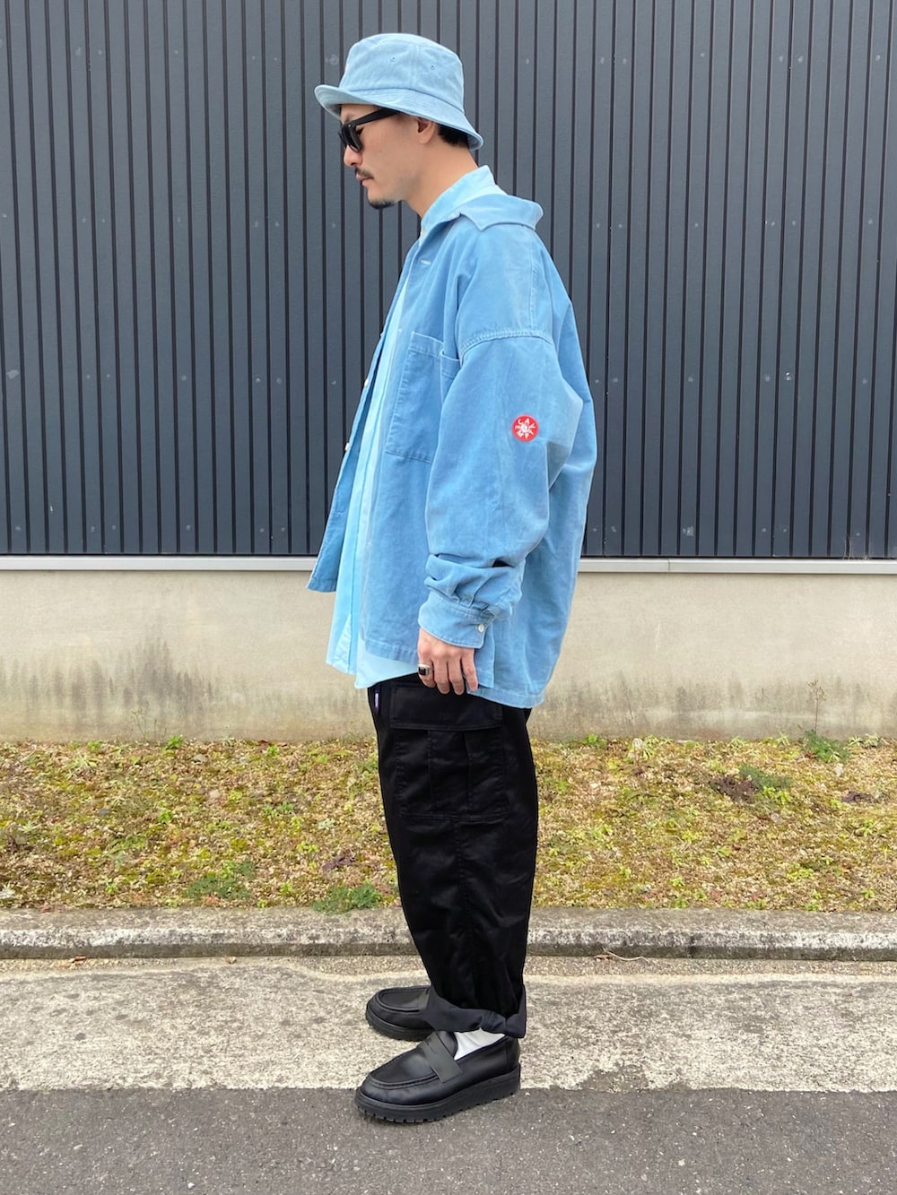 ブルー系のシャツ/ブラウス、グリーン系のシャツ/ブラウス、ブラック系のカーゴパンツを着用したメンズの冬コーディネートの2枚目の写真