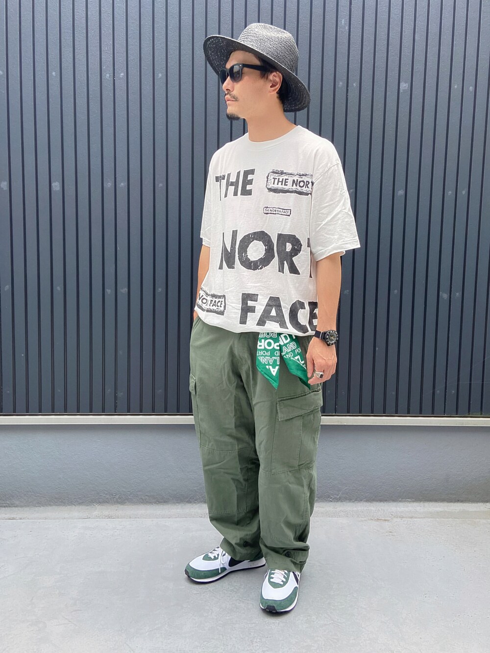 ホワイト系のTシャツ/カットソー、グリーン系のパンツ、グリーン系のスニーカーを着用したメンズの夏コーディネートの3枚目の写真