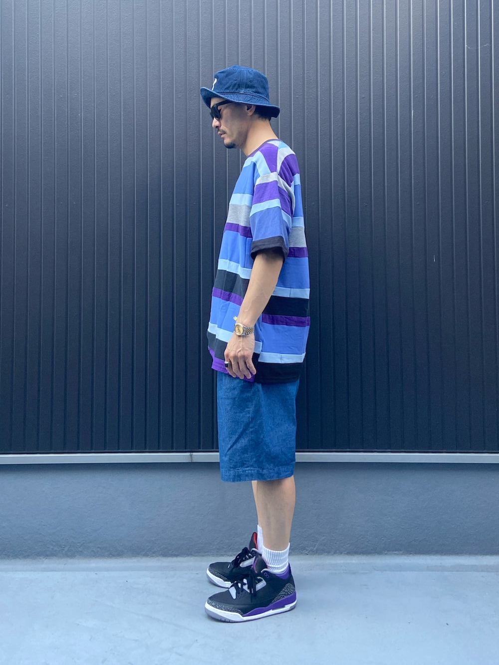 ブルー系のTシャツ/カットソー、ブルー系のその他パンツ、その他のスニーカーを着用したメンズの秋コーディネートの2枚目の写真