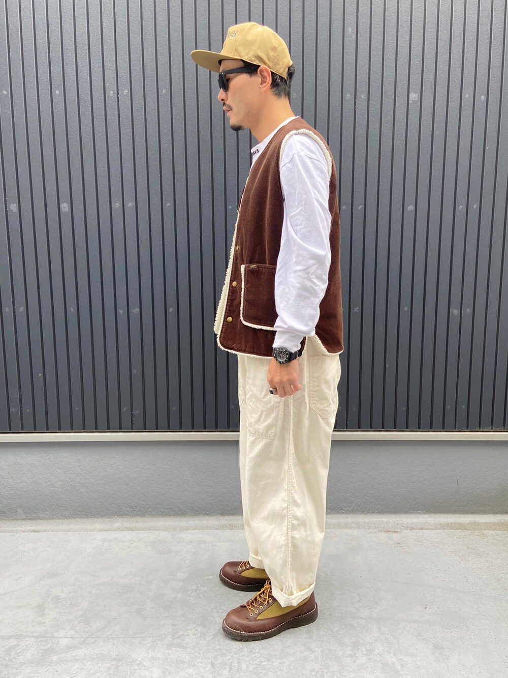 ホワイト系のTシャツ/カットソー、ホワイト系のサロペット/オーバーオール、ブラウン系のシューズを着用したメンズの秋コーディネートの2枚目の写真