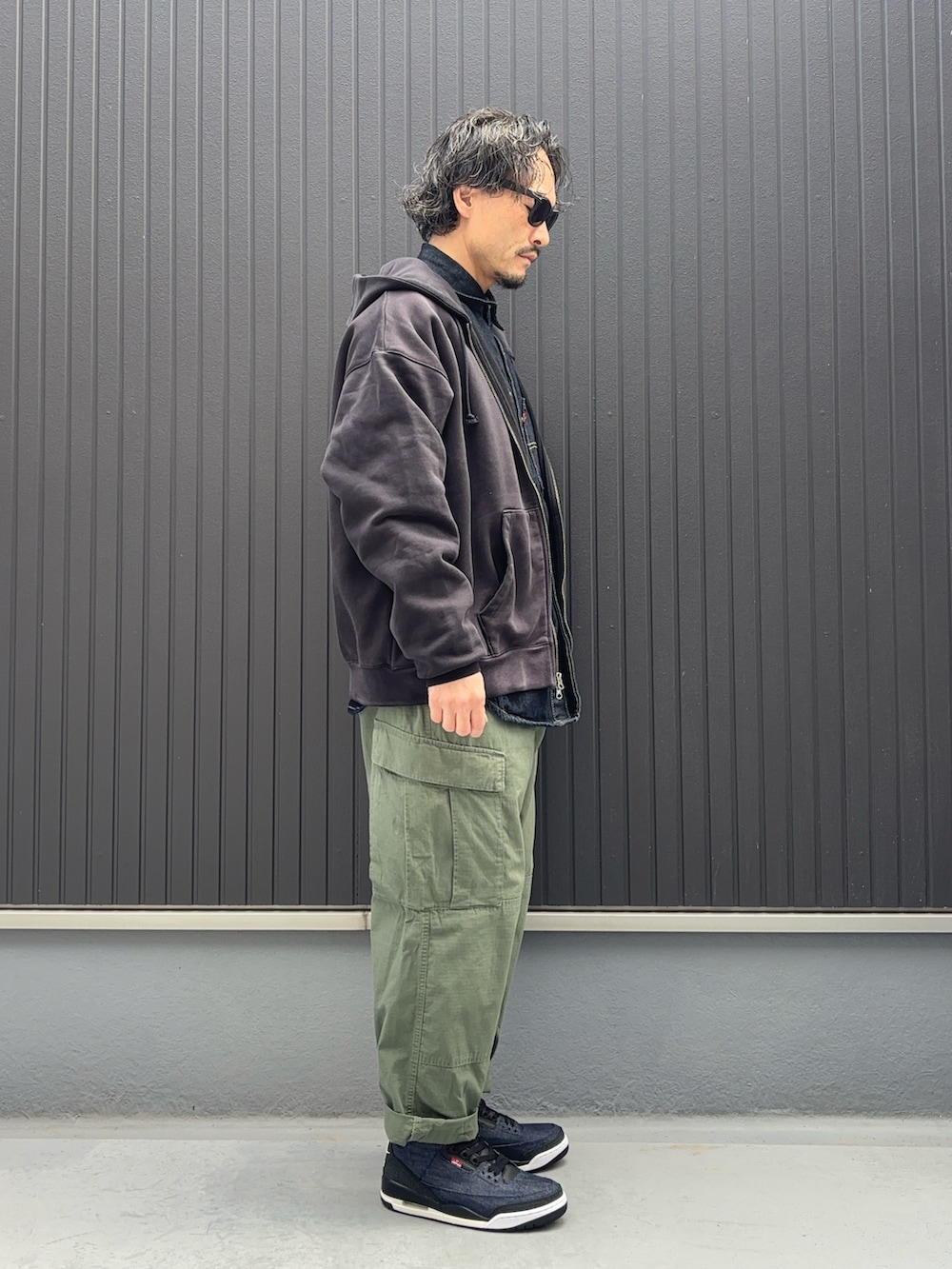 ブラック系のパーカー、ブラック系のパーカー、ブルー系のシャツ/ブラウスを着用したメンズの春コーディネートの2枚目の写真