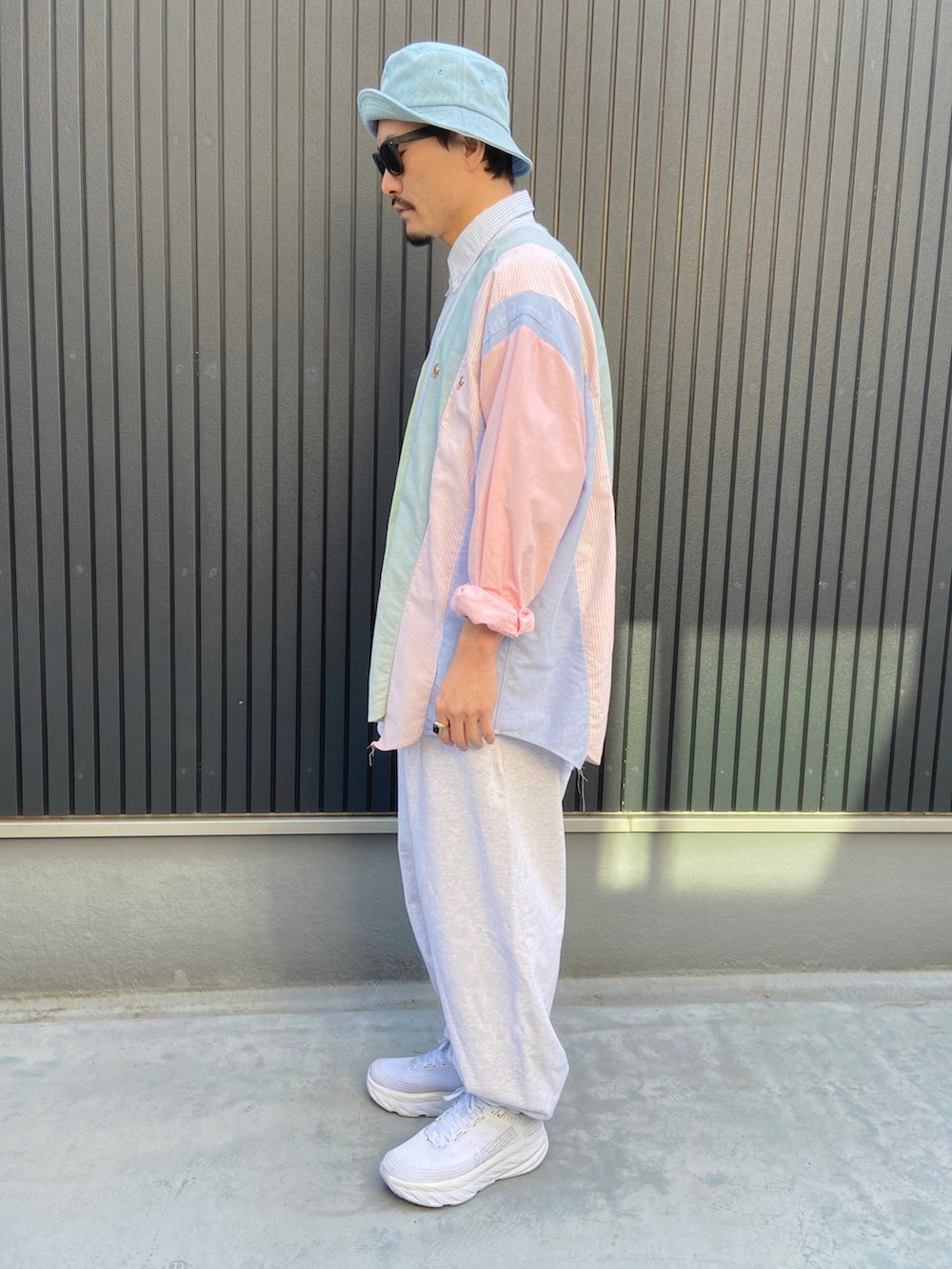 その他のシャツ/ブラウス、グレー系のスウェットパンツ、ホワイト系のスニーカーを着用したメンズの春コーディネートの2枚目の写真