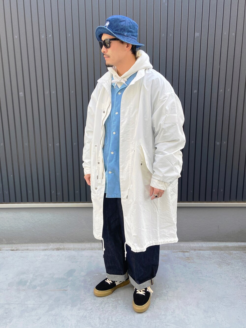 ホワイト系のジャケット/アウター、ブルー系のシャツ/ブラウス、ホワイト系のパーカーを着用したメンズの冬コーディネートの3枚目の写真