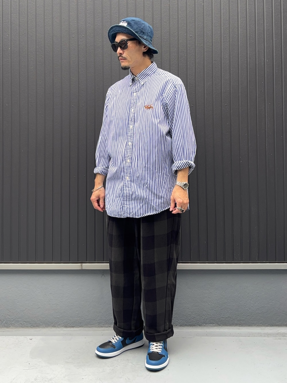 その他のシャツ/ブラウス、ブラック系のパンツ、ブルー系のスニーカーを着用したメンズの秋コーディネートの3枚目の写真