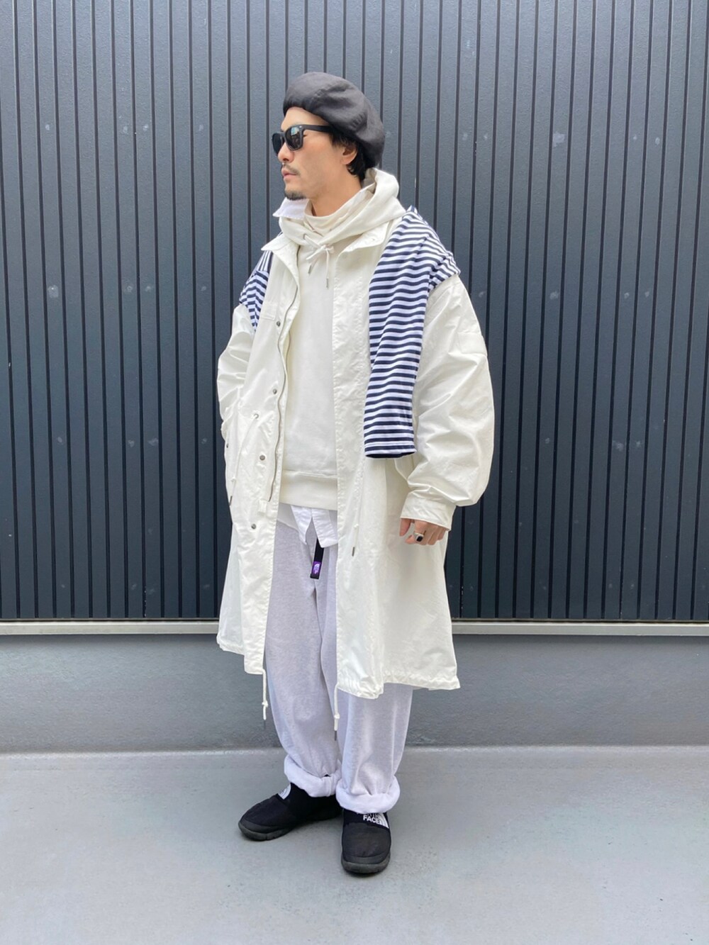 その他のTシャツ/カットソー、ホワイト系のジャケット/アウター、ホワイト系のパーカーを着用したメンズの冬コーディネートの3枚目の写真