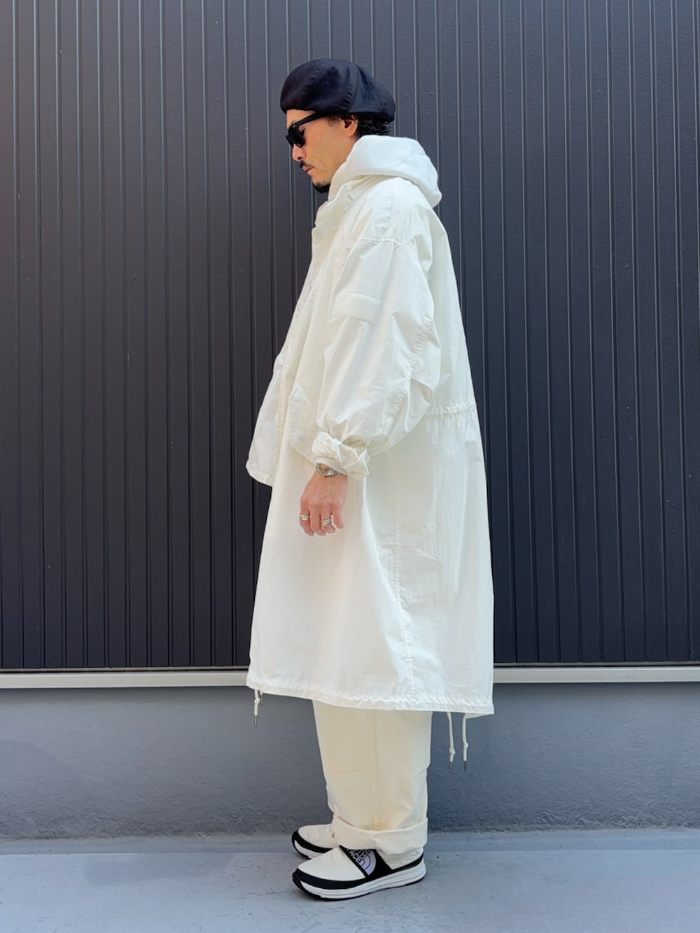 ホワイト系のパーカー、ホワイト系のシャツ/ブラウス、ホワイト系のジャケット/アウターを着用したメンズの冬コーディネートの2枚目の写真