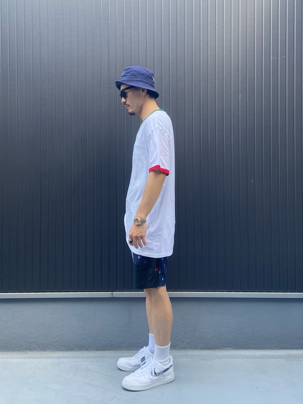 ホワイト系のTシャツ/カットソー、その他のパンツ、その他のパンツを着用したメンズの秋コーディネートの2枚目の写真