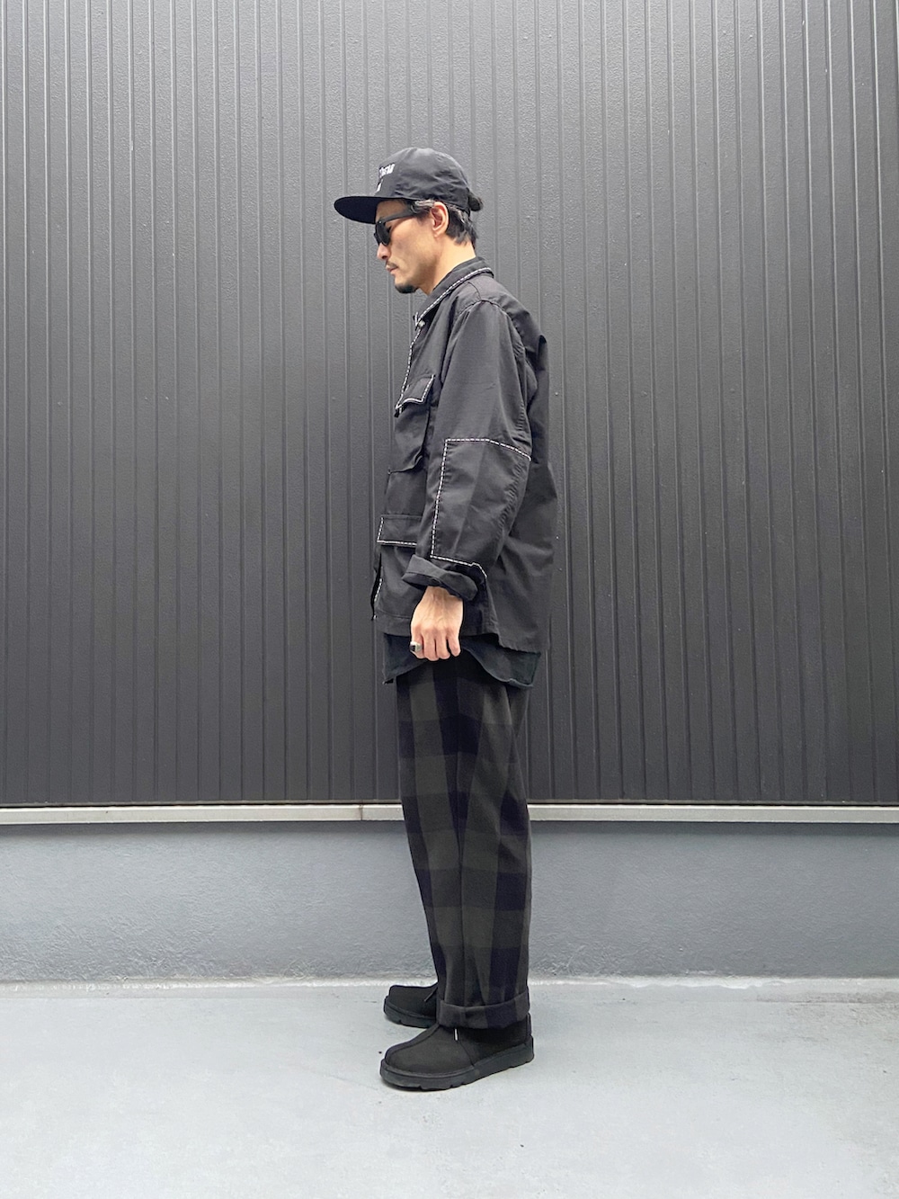 ブラック系のジャケット/アウター、ブラック系のシャツ/ブラウス、ブラック系のパンツを着用したメンズの秋コーディネートの2枚目の写真