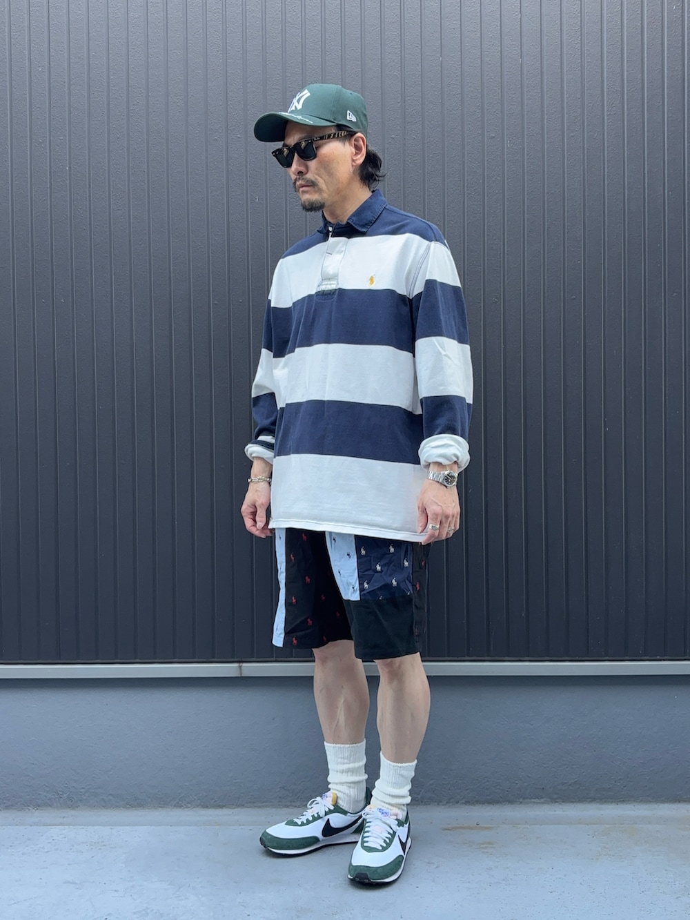 その他のトップス、その他のパンツ、グリーン系のスニーカーを着用したメンズの夏コーディネートの3枚目の写真