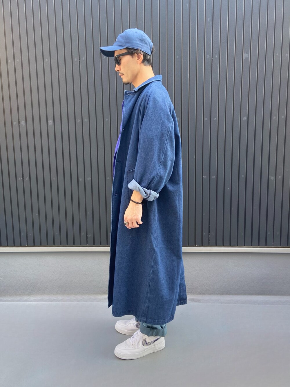 ブルー系のジャケット/アウター、パープル系のシャツ/ブラウス、ホワイト系のTシャツ/カットソーを着用したメンズの秋コーディネートの2枚目の写真