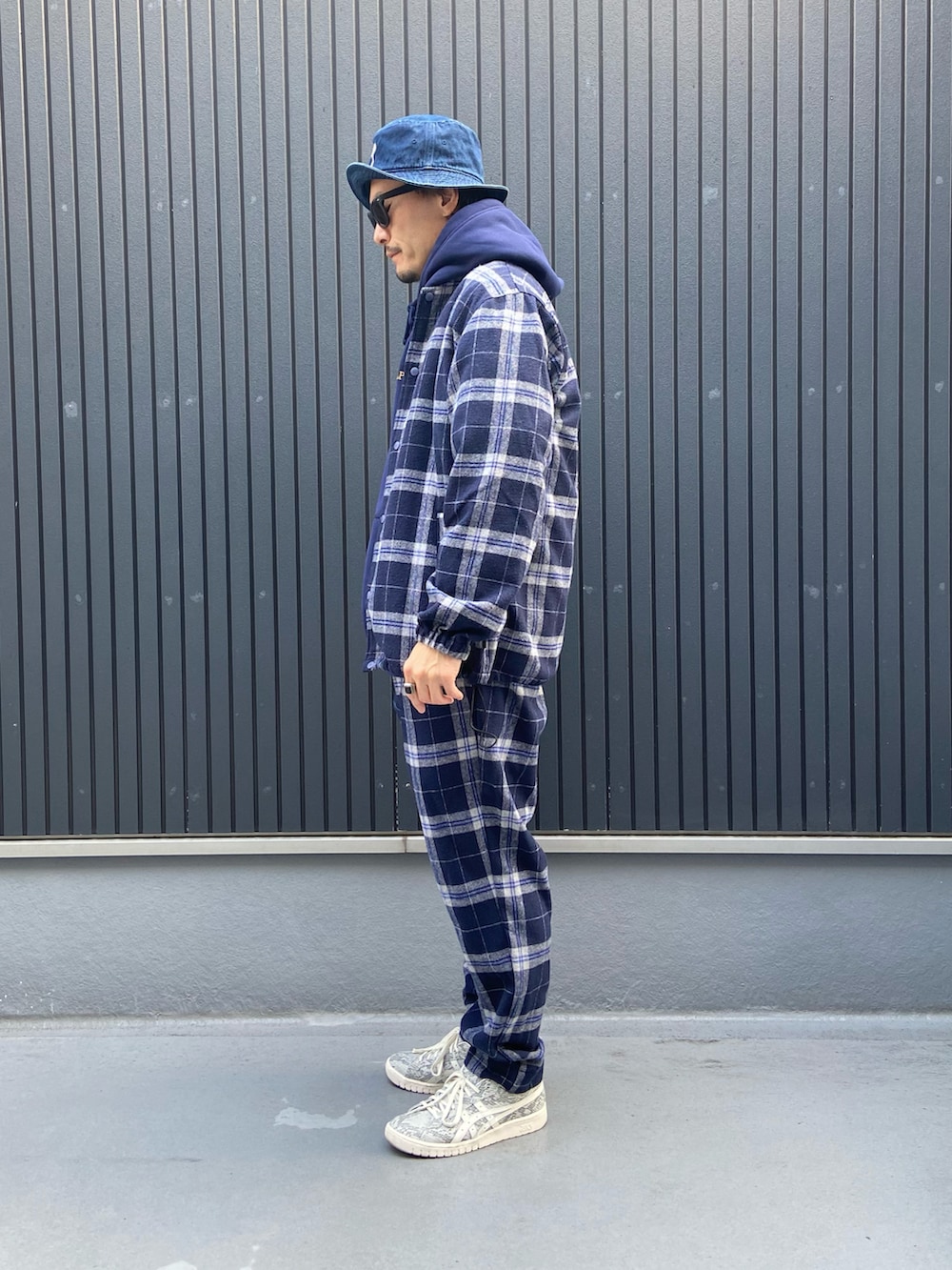 その他のジャケット/アウター、ブルー系のパーカー、その他のパンツを着用したメンズの冬コーディネートの2枚目の写真