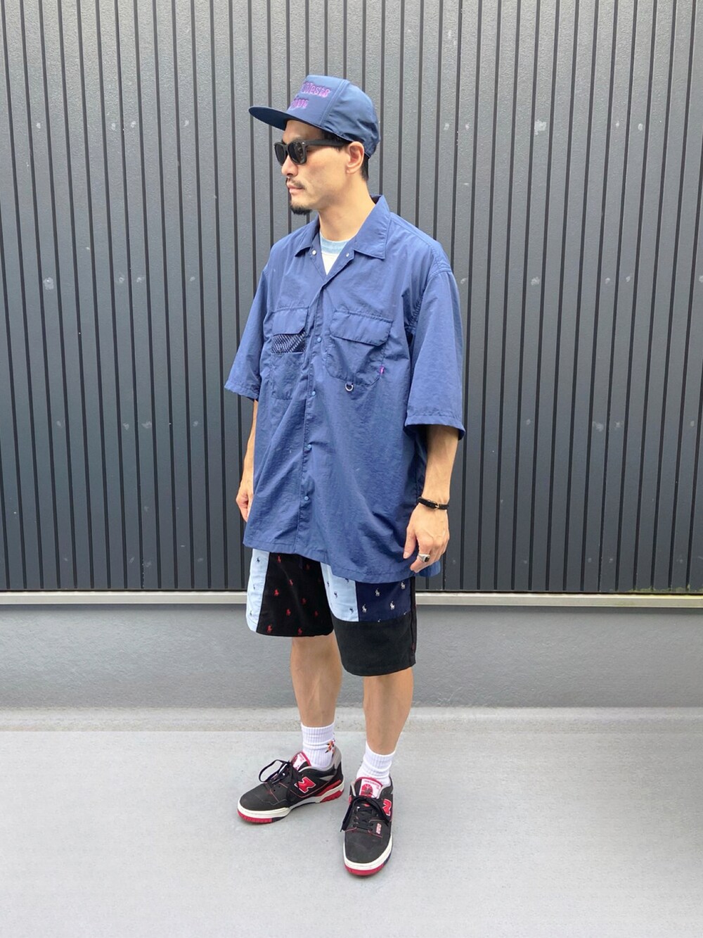 ブルー系のトップス、その他のTシャツ/カットソー、その他のパンツを着用したメンズの秋コーディネートの3枚目の写真