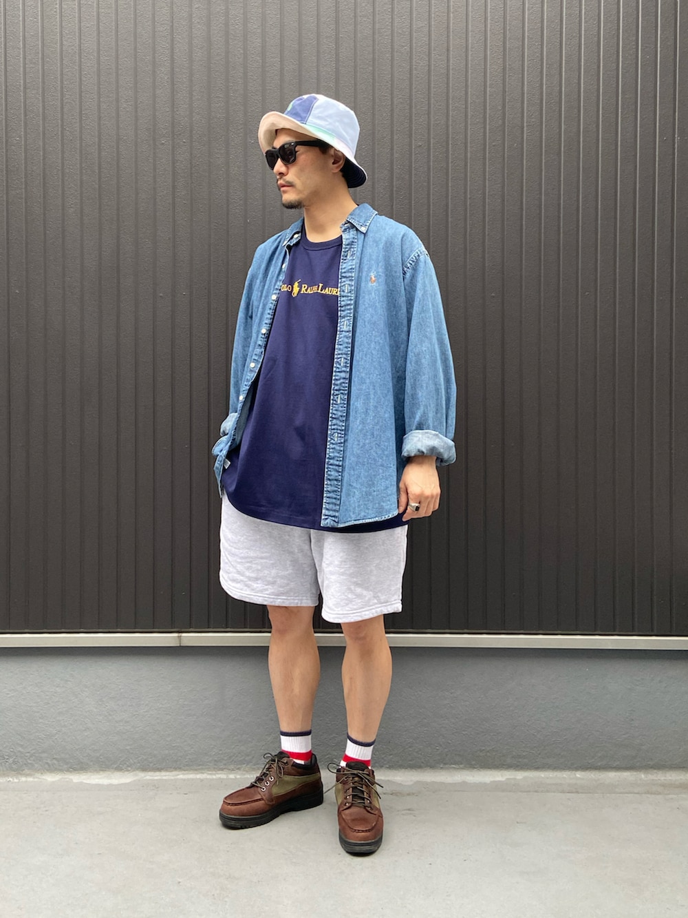 「バケットハット、デニム、ロゴT、ハーフパンツ、スウェットパンツ、シャツ好き集まれ、ブーツ、ストリート、古着MIX、夏コーデ、初夏コーデ、サングラス、レイヤードスタイル、デートコーデ、リラックススタイル」|「POLO RALPH LAURENのRalph Lauren Patch Work Reversible BUCKT HAT(ハット、その他)」を使った、Ko_Seさん(メンズ・173cm)の夏コーディネートの3枚目の写真