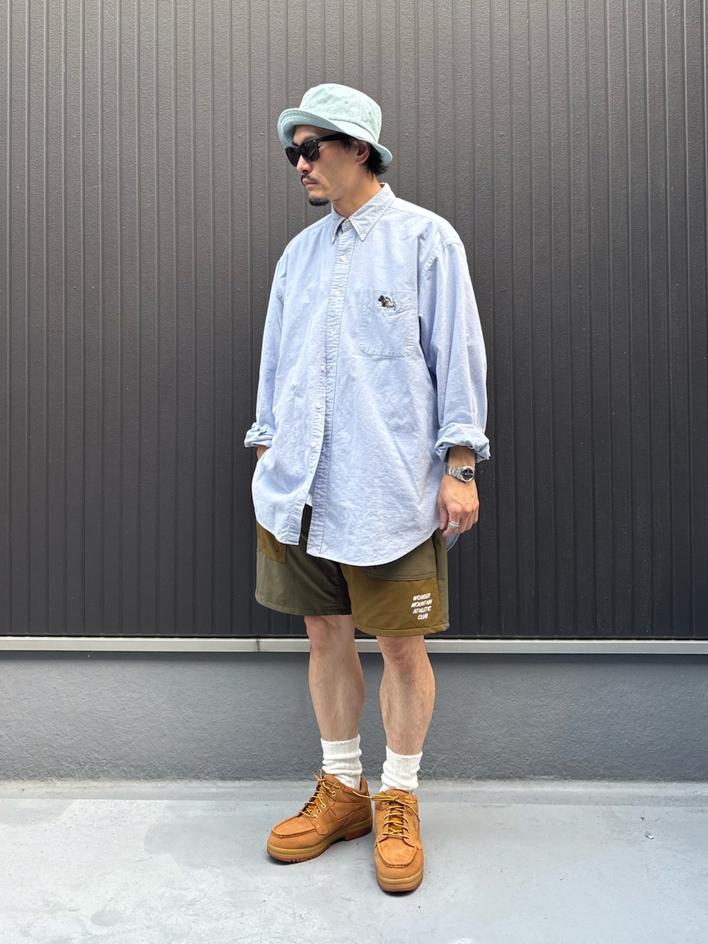 ホワイト系のTシャツ/カットソー、ブルー系のシャツ/ブラウス、ベージュ系のパンツを着用したメンズの秋コーディネートの3枚目の写真