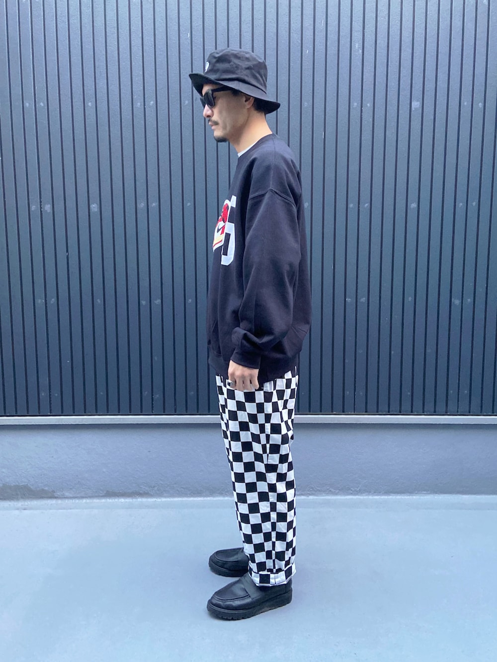 ブラック系のスウェット、その他のその他パンツ、ブラック系のシューズを着用したメンズの秋コーディネートの2枚目の写真