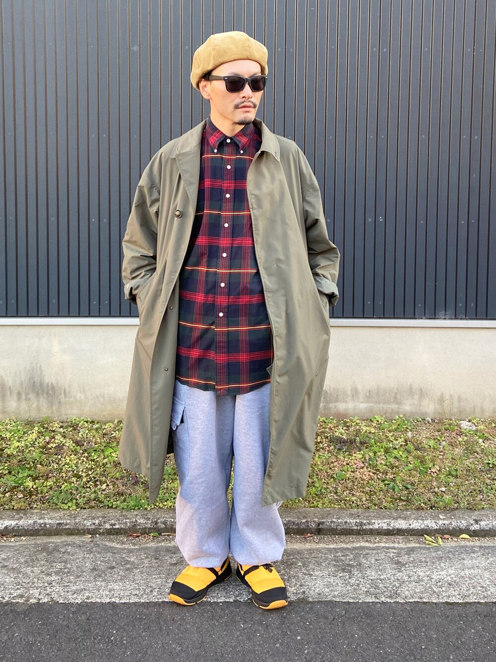 その他のシャツ/ブラウス、グリーン系のその他アウター、グレー系のカーゴパンツを着用したメンズの冬コーディネートの3枚目の写真