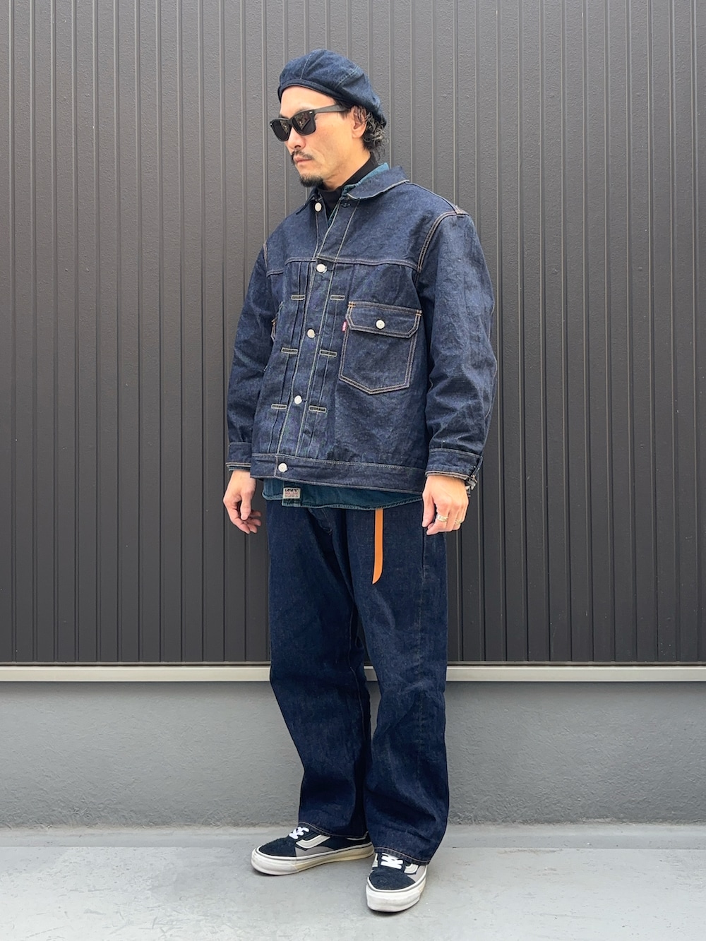 ブルー系のシャツ/ブラウス、ブルー系のデニムジャケット、ブルー系のデニムパンツを着用したメンズの冬コーディネートの3枚目の写真