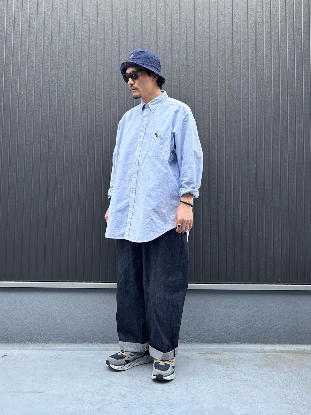 ブルー系のシャツ/ブラウス、ブルー系のデニムパンツ、その他のスニーカーを着用したメンズの春コーディネートの3枚目の写真