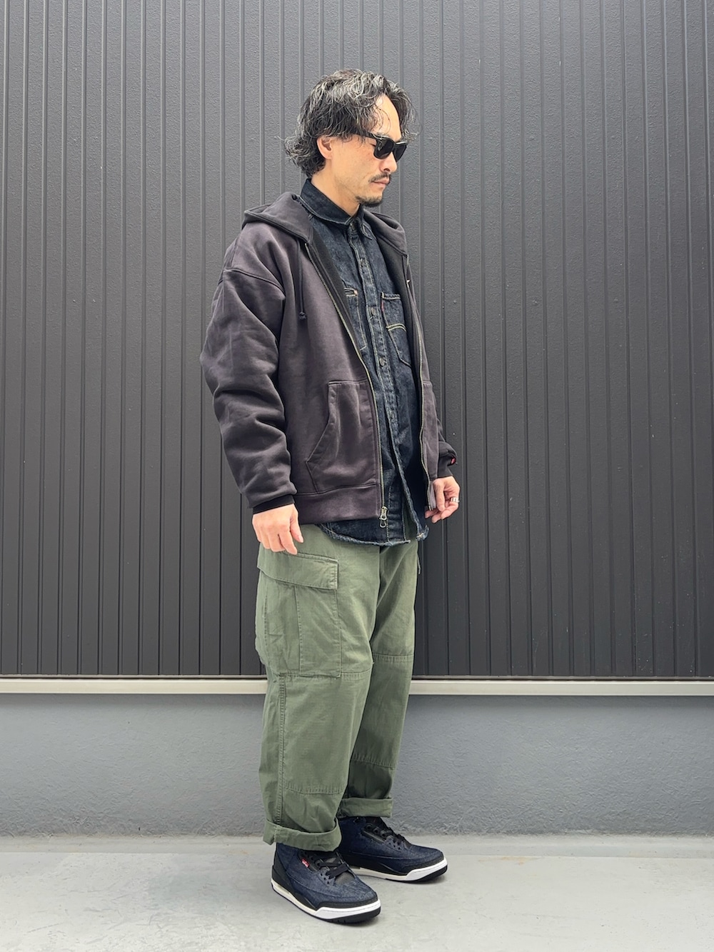 ブラック系のパーカー、ブラック系のパーカー、ブルー系のシャツ/ブラウスを着用したメンズの春コーディネートの3枚目の写真