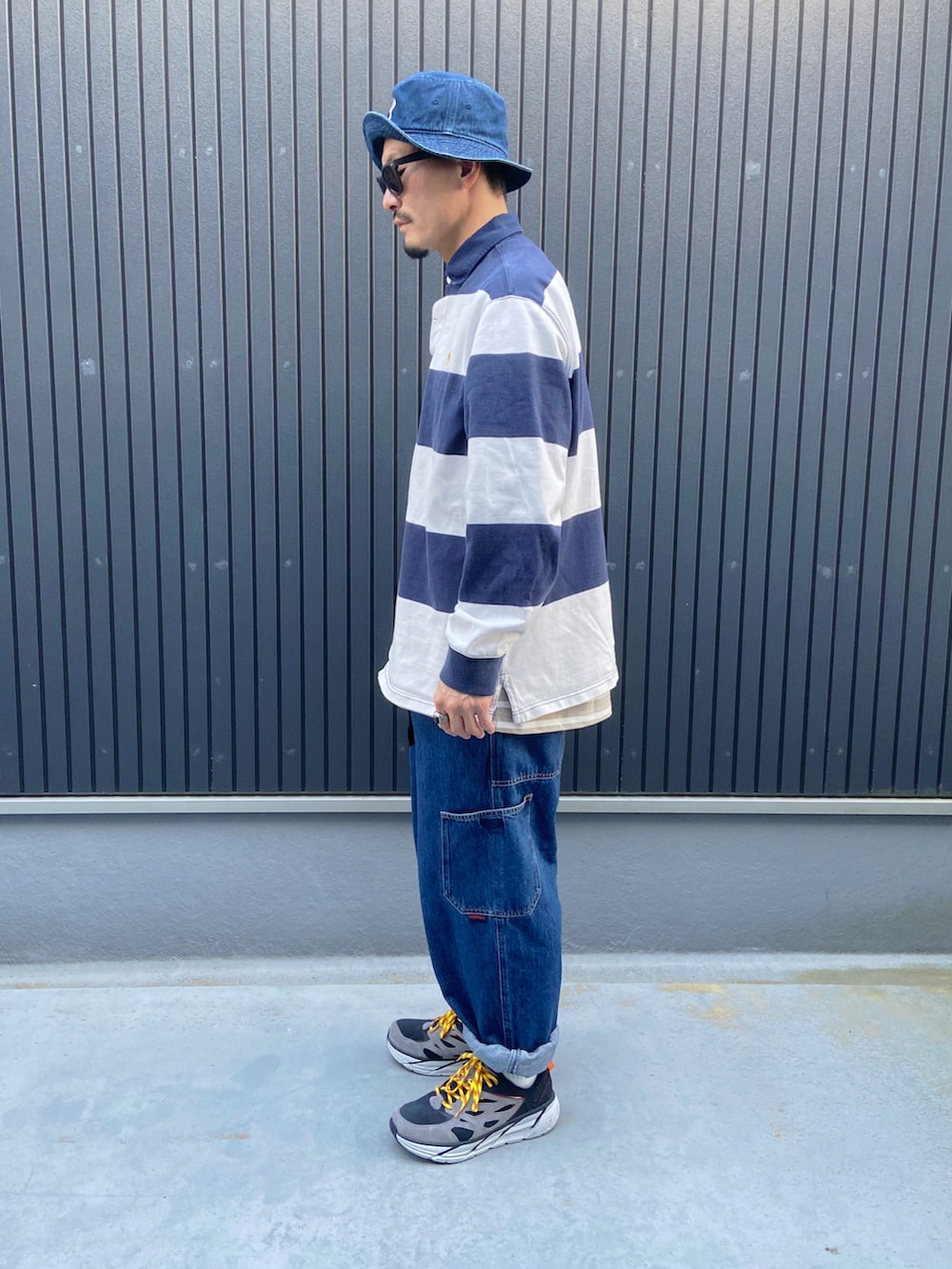 その他のトップス、ブルー系のデニムパンツ、その他のスニーカーを着用したメンズの春コーディネートの2枚目の写真