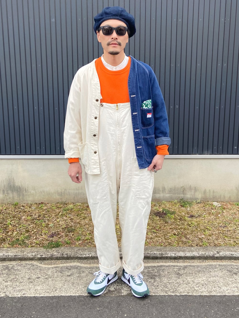 オレンジ系のTシャツ/カットソー、ホワイト系のシャツ/ブラウス、ホワイト系のデニムジャケットを着用したメンズの冬コーディネートの3枚目の写真