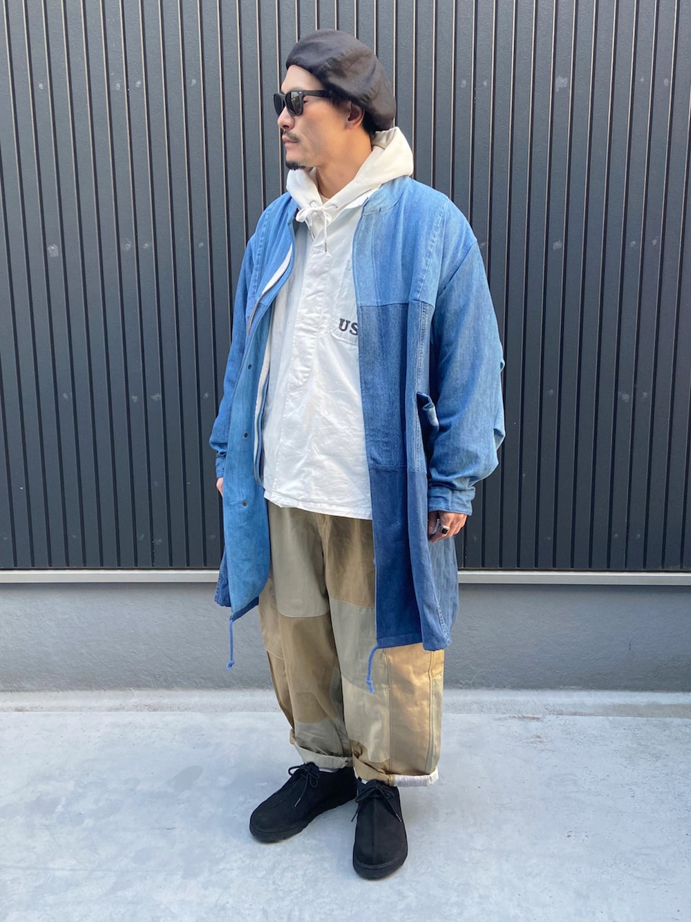 ブルー系のジャケット/アウター、ホワイト系のシャツ/ブラウス、ホワイト系のパーカーを着用したメンズの冬コーディネートの3枚目の写真