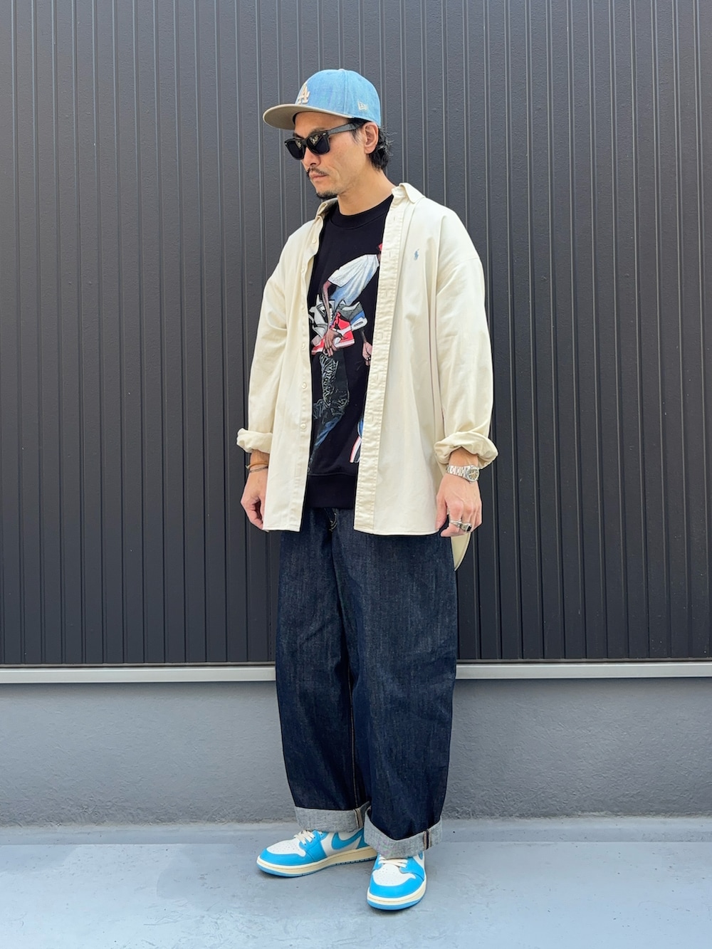 ベージュ系のシャツ/ブラウス、ブラック系のスウェット、ブルー系のデニムパンツを着用したメンズの冬コーディネートの3枚目の写真