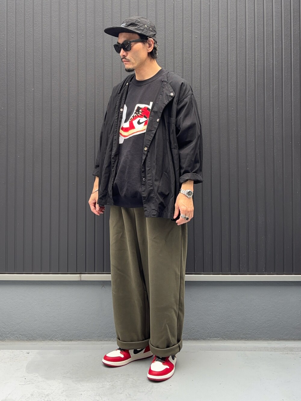 ブラック系のシャツ/ブラウス、ブラック系のスウェット、グリーン系のスウェットパンツを着用したメンズの秋コーディネートの3枚目の写真