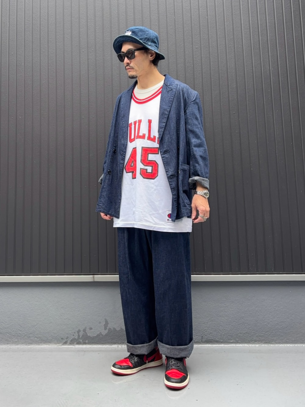 ホワイト系のタンクトップ、ブルー系のデニムジャケット、ブルー系のデニムパンツを着用したメンズの秋コーディネートの3枚目の写真