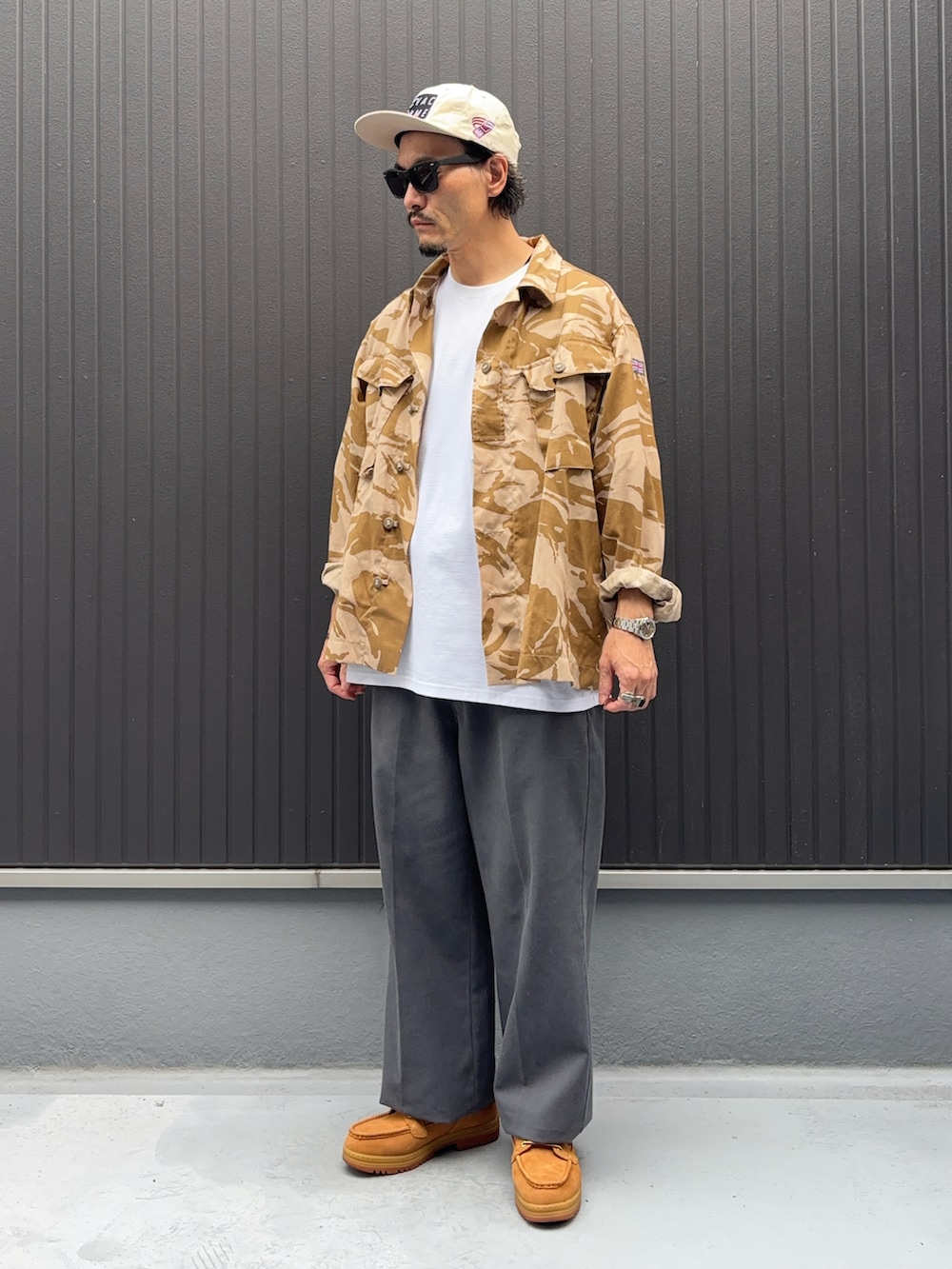 ベージュ系のジャケット/アウター、ホワイト系のTシャツ/カットソー、グレー系のパンツを着用したメンズの秋コーディネートの3枚目の写真