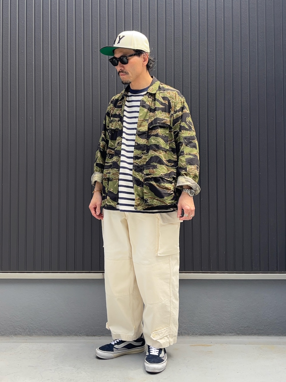 その他のTシャツ/カットソー、グリーン系のジャケット/アウター、ホワイト系のカーゴパンツを着用したメンズの夏コーディネートの3枚目の写真