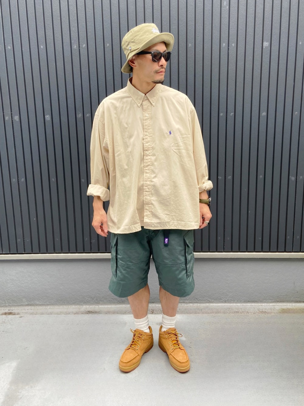 ベージュ系のシャツ/ブラウス、グリーン系のパンツ、イエロー系のブーツを着用したメンズの夏コーディネートの3枚目の写真