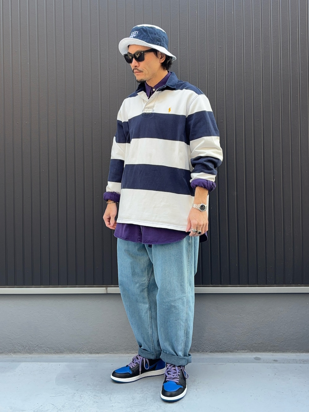 その他のトップス、パープル系のシャツ/ブラウス、ブルー系のデニムパンツを着用したメンズの秋コーディネートの3枚目の写真